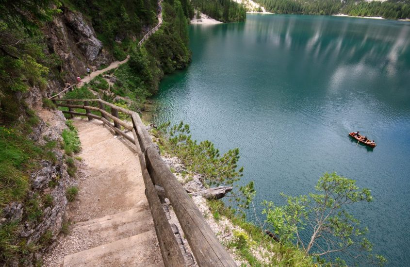 La magie du Lac de Braies : une merveille au cœur des Dolomites