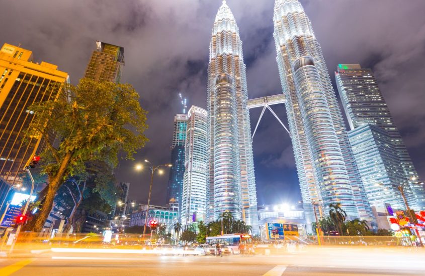Quelle est la hauteur des tours Petronas ?