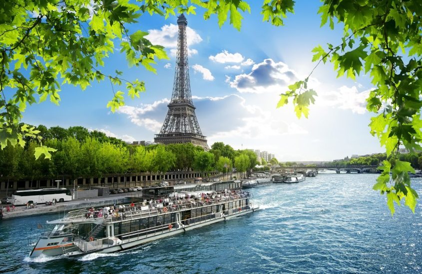 Explorer Paris lors d’une promenade en bateau