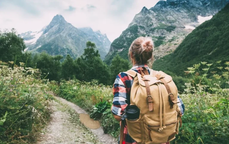 femme qui fait du Backpacking